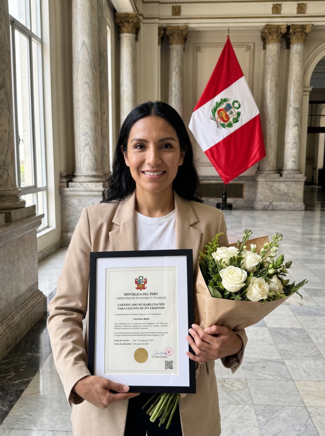 Valeria Rios mostrando uno de sus certificados